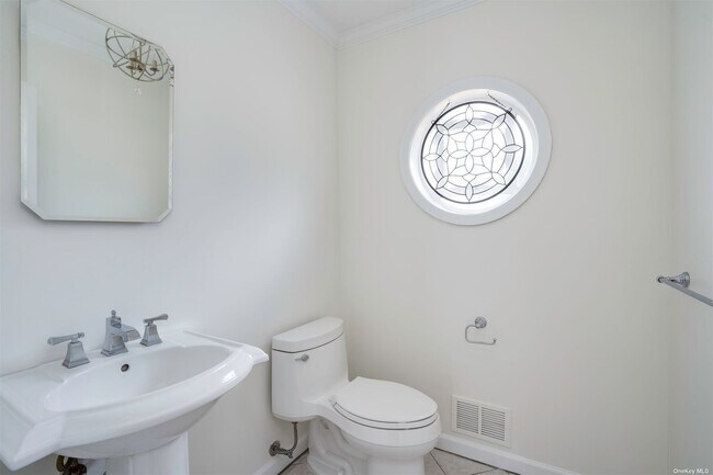 Building Photo - 10 Old Westbury Rd