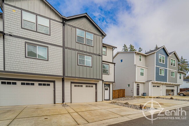 Building Photo - 3 Bedroom Mt. Vista Townhouse! Modern Fini...