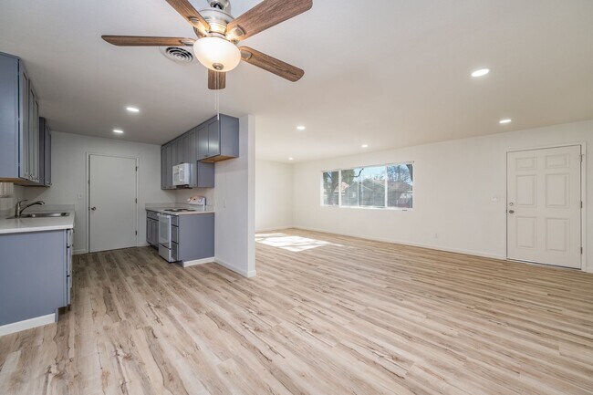 Building Photo - Goldenwood