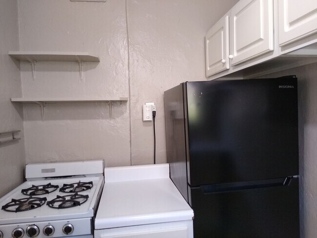 Building Photo - Top Floor 1 Bedroom in Historic Capitol Hill