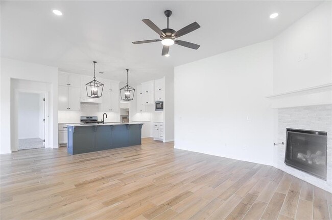 Building Photo - 8201 Mountain Oak Dr