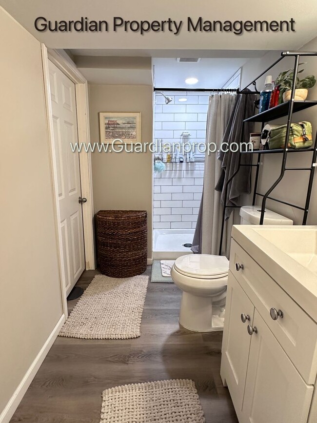 Building Photo - St Louis Park Single Family Home, Fenced In yard, Washer/Dryer, Fenced 1 Car Garage