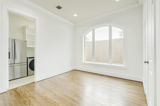 Building Photo - 1418 Du Barry Ln