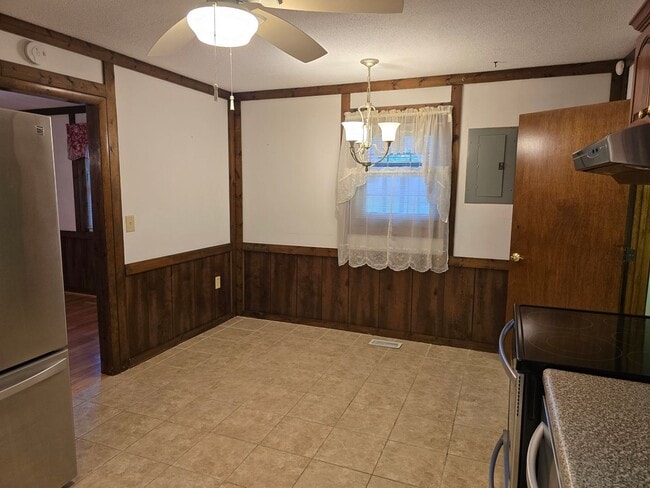 Building Photo - New Listing!!
