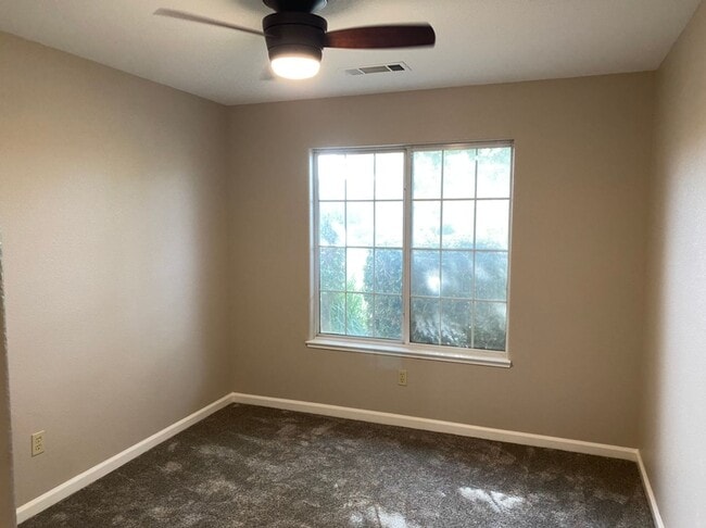 Building Photo - 4 bedroom with a 3 car garage!