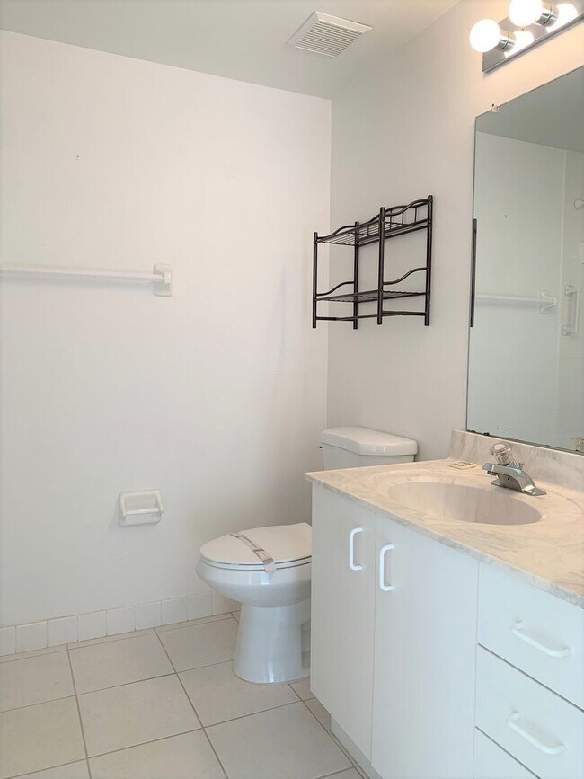 Building Photo - Condo - Coral Pointe At Harbourside with Water Views