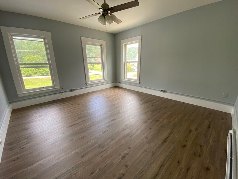 Building Photo - 215 Main St