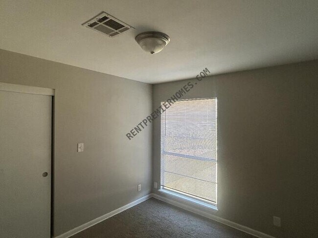 Building Photo - 101 W 31st St