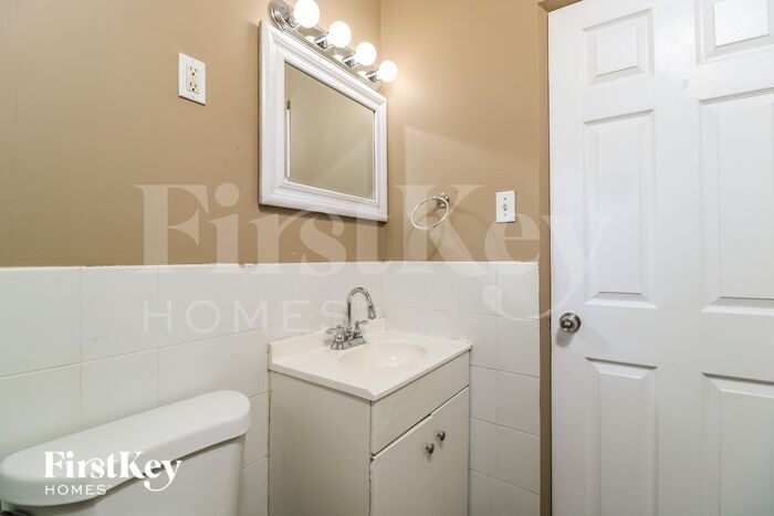 Building Photo - 740 Lilac Dr