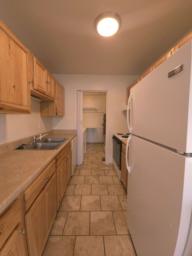 Building Photo - 2 Bedroom Oasis With Covered Parking