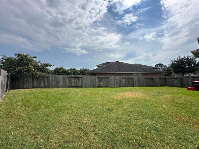 Building Photo - 15610 Whisper Woods Dr