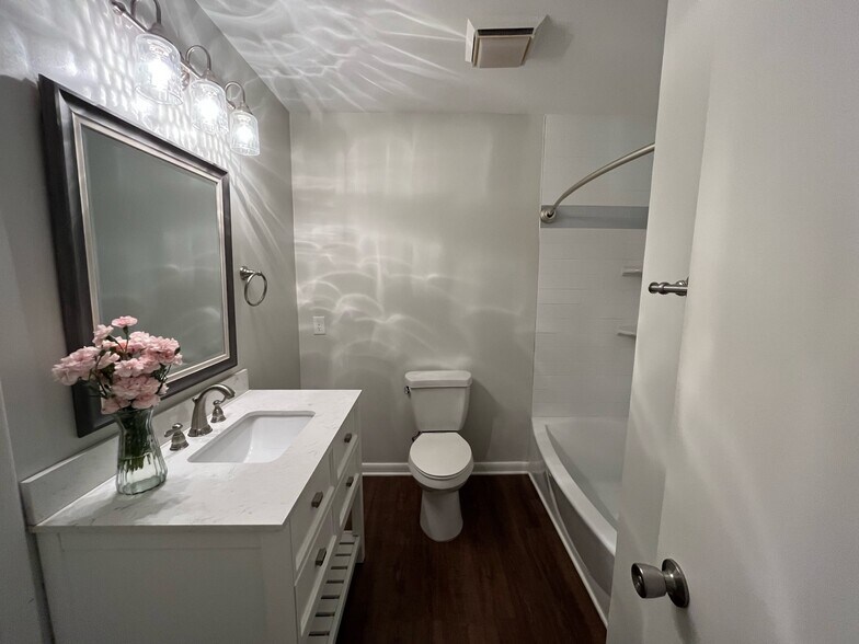 Building Photo - 132 Manhattan Ct