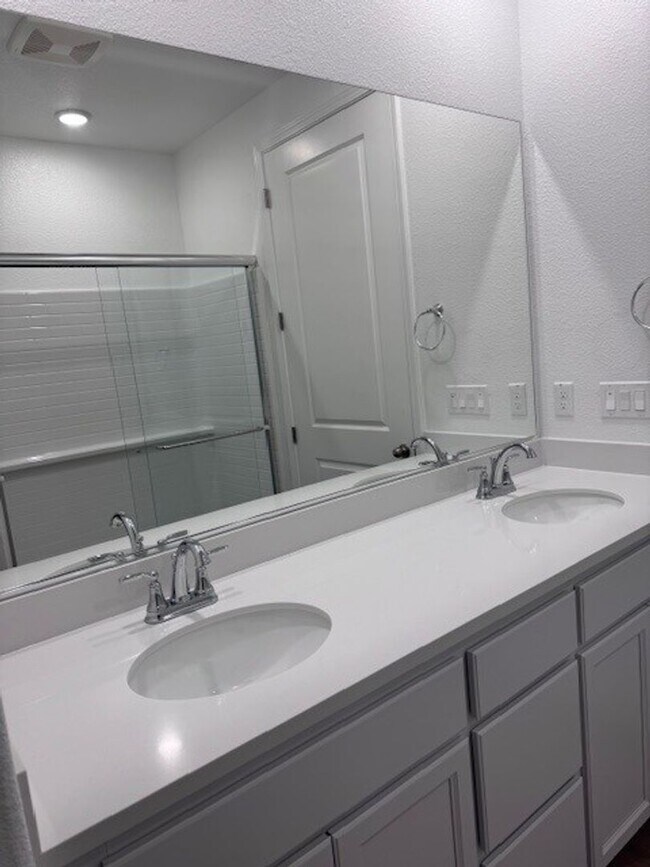 Building Photo - Lovely, spacious and brand new construction at the new Loma Rica Ranch