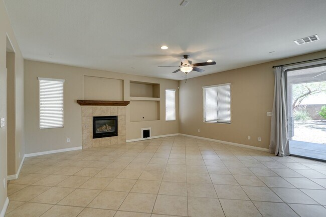 Building Photo - FANTASTIC 3 BEDROOM 2.5 BATH IN NORTH LAS ...