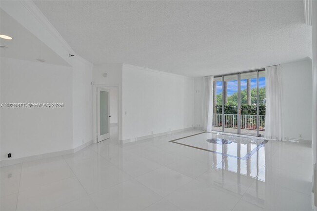 Building Photo - 3500 Mystic Pointe Dr