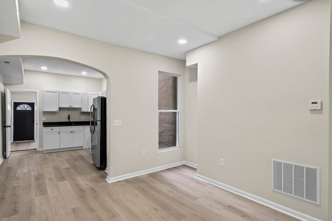 Building Photo - 139 N Lakewood Ave