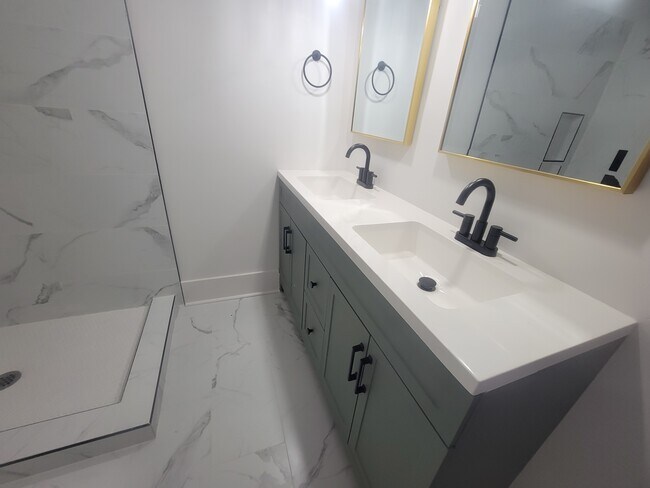 Building Photo - 1542 Thomas Ave