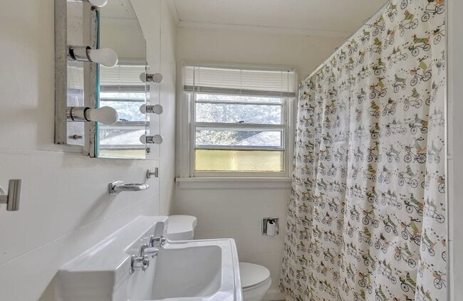 Building Photo - Private 1 bedroom