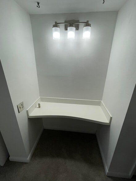 Building Photo - 2751 N Palm Aire Dr