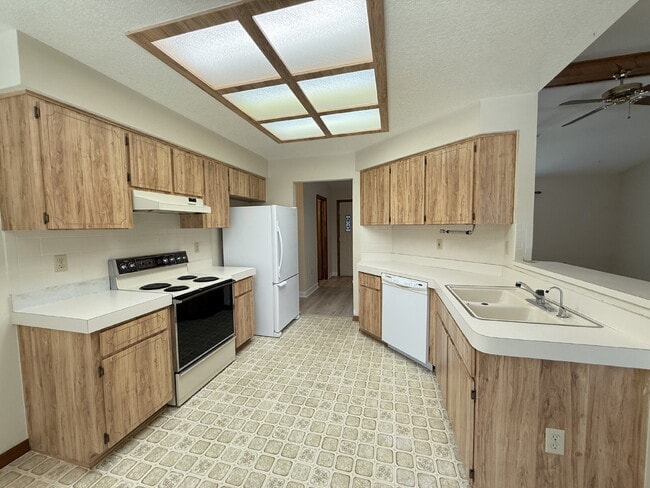 Building Photo - "Charming 3-Bed, 2-Bath Oasis in Spring Hi...