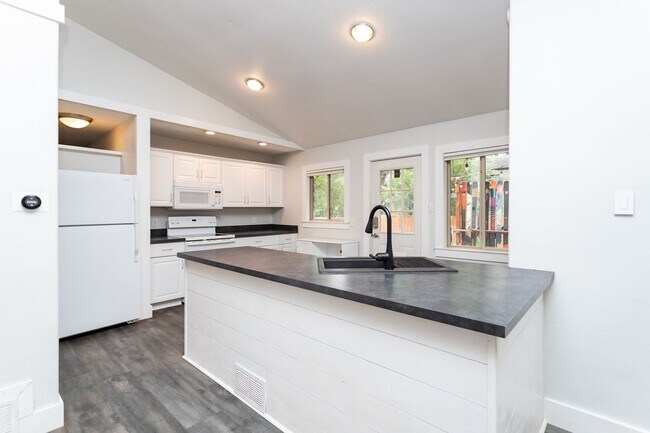 Building Photo - Beautiful 2-Bedroom, 2-Bath Home in Desirable Southwest Colorado Springs!