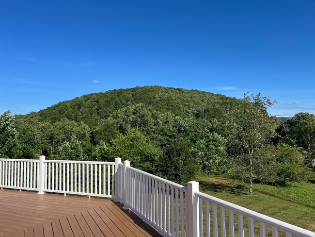 Building Photo - Spacious Home in Hendersonville, NC