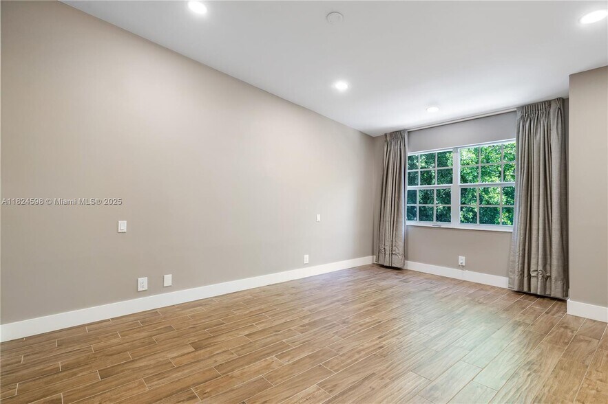 Building Photo - 1707 E Las Olas Blvd
