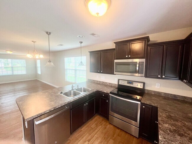 Building Photo - Three bed, 2.5 bath town house located in ...