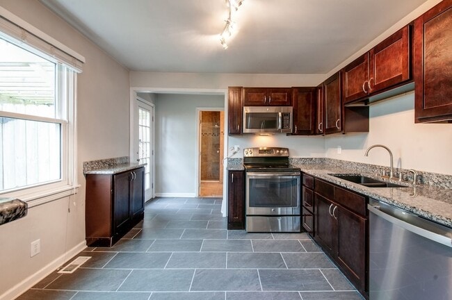 Building Photo - 821 W McKennie Ave