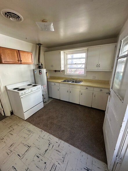 Building Photo - 818 Carey Ave