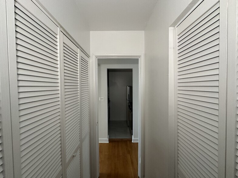 Building Photo - 6830 N Sheridan Rd