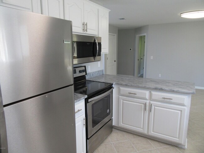 Building Photo - 801 Plantation Way