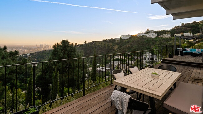 Building Photo - 2001 Sunset Plaza Dr