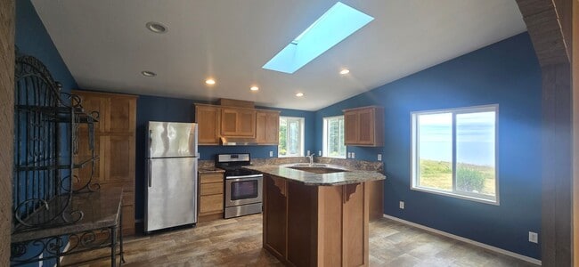 Building Photo - 200 Cypress Cir