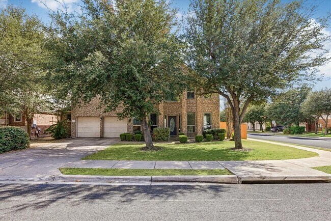 Building Photo - 701 Crestwood Ln