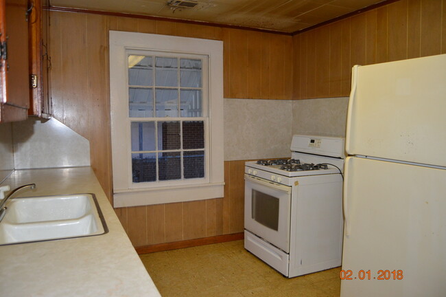 Building Photo - Affordable rent 2 bedroom 1 bath house