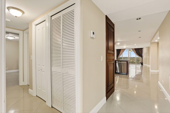 Building Photo - 3499 Oaks Way