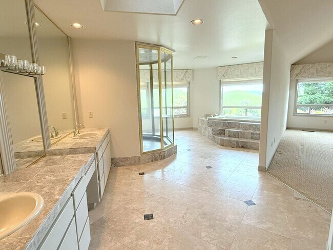 Building Photo - Beautiful custom one story estate located on one of the most desirable streets in Blackhawk Count...