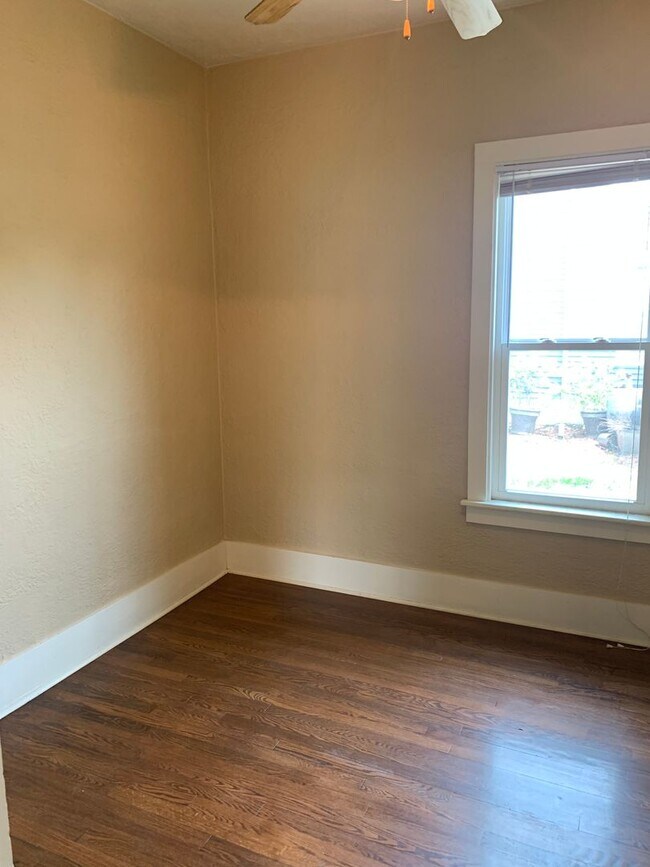 Building Photo - Charming 2 Bedroom, 1 Bathroom Ranch in Downtown Three Oaks