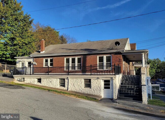 Building Photo - 317 S 4th St