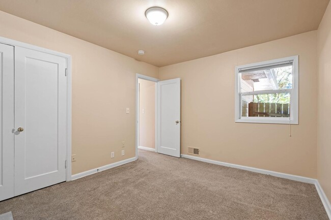 Building Photo - Charming, retro 2-bdrm/2-bath ranch in tranquil setting w/ large family room