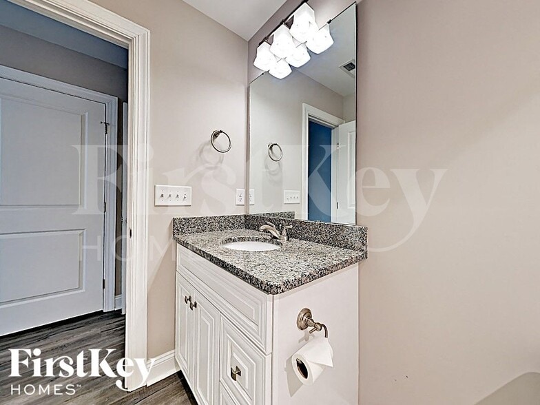 Building Photo - 839 Murphy St