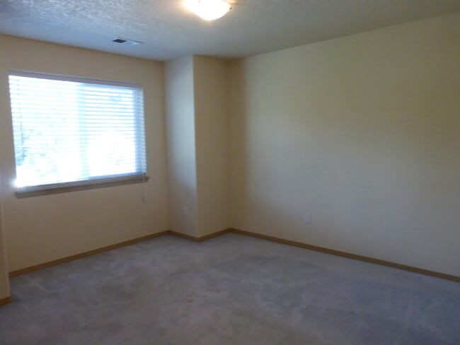 Building Photo - Great Home in SE Portland for Lease !! Pet...