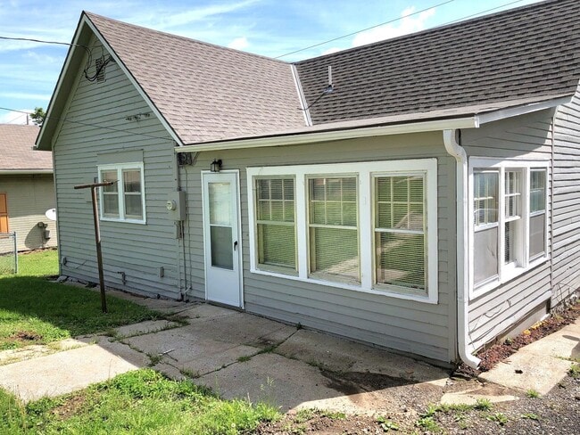 Building Photo - Now Available!! 1 Bed, 1 Bath House - BONUS ROOM!!
