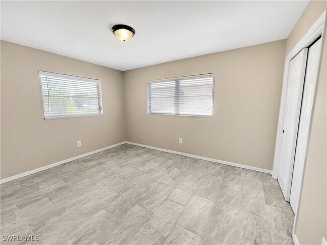 Building Photo - 2210 Parkview Dr