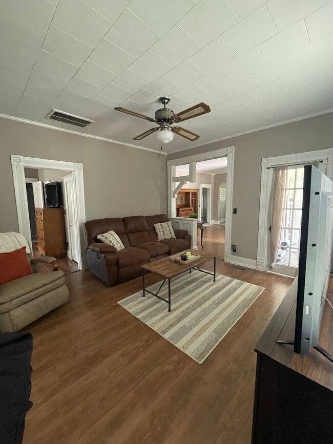 Building Photo - 606 N Court