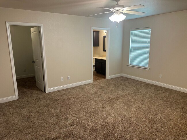 Building Photo - Milwaukee Ridge Gem with Open Living & Resort-Style Amenities