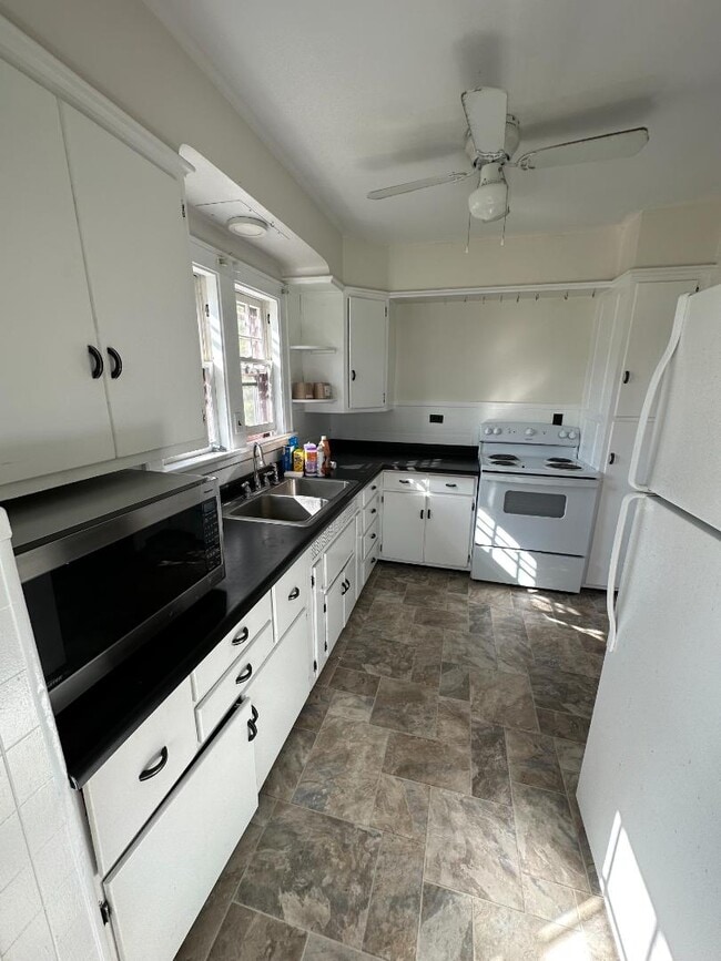 Building Photo - 2079 US-9W