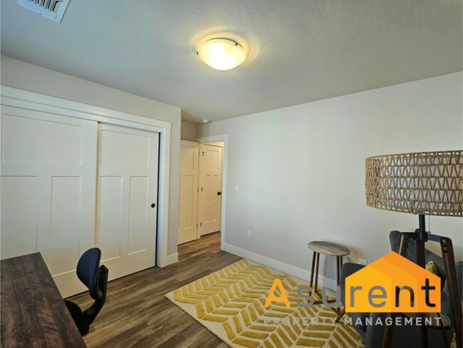 Building Photo - Beautiful fully furnished, single level 3 ...