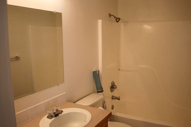 Building Photo - 3 Bedroom House For Rent in Oregon Water Wonderland